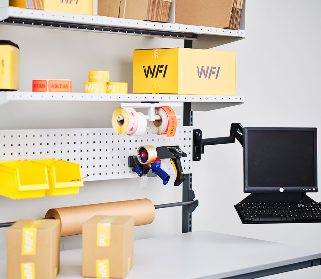 Som supplement til vores arbejdsborde tilbyder vi et nøje udvalgt sortiment af smarte tilbehør – innovativt udviklet, så du kan arbejde fleksibelt, effektivt og organiseret. Til et logistikflow anbefaler vi eksempelvis scannerholdere, holdere til tapehåndtag, fleksible arme til skærme og tastaturer samt etiketholdere og hyldedelere til emballage. Alt, hvad der skal til for at opbygge et velplanlagt flow, der lever op til kravene om hurtige leverancer uden at gå på kompromis med kvaliteten af arbejdsmiljøet.