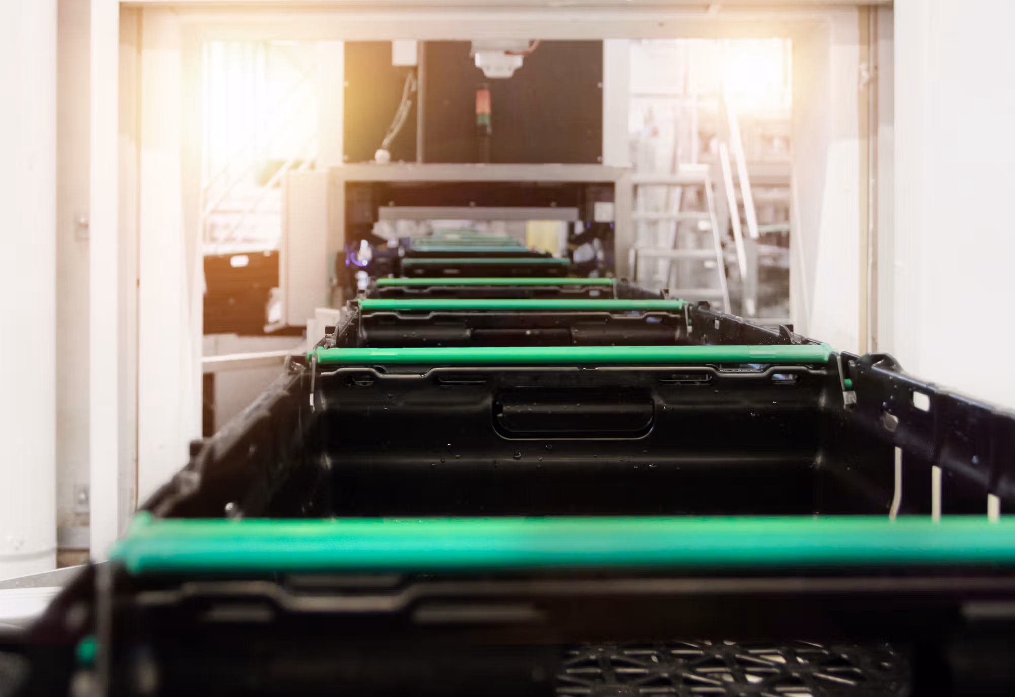 Nopla er en ledende norsk produsent av resirkulerbare, sprøytestøpte plastprodukter. Norsk Lastbærer Pool (NLP) har utviklet og driver logistikkløsninger for gjenbrukbar transportemballasje til den norske dagligvarebransjen.